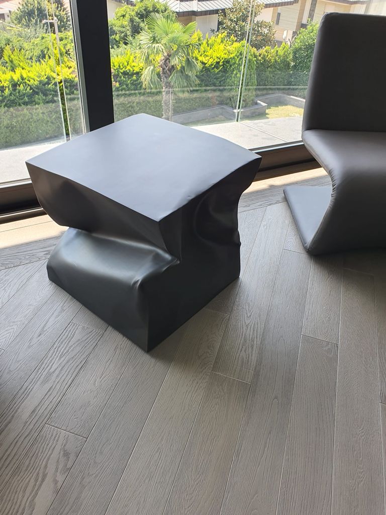 Foriya.2 Procyon – Pencere önünde meşe parke detayı Pencere önündeki siyah sehpanın altında Foriya.2 Procyon meşe parke yüzeyi