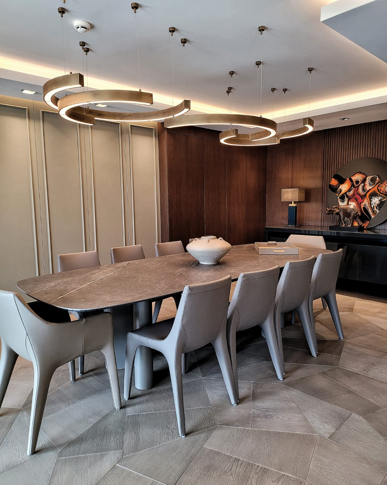 Foriya.2 Procyon – Yemek alanında meşe parke Yemek masası çevresinde Foriya.2 Procyon meşe parkenin geometrik desen detayı
