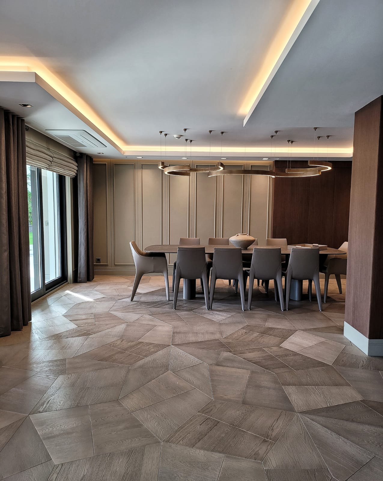Fertig Holz – Foriya.2 Procyon Fertig & Holz Foriya.2 Procyon meşe parkenin yemek alanındaki geometrik döşemesi