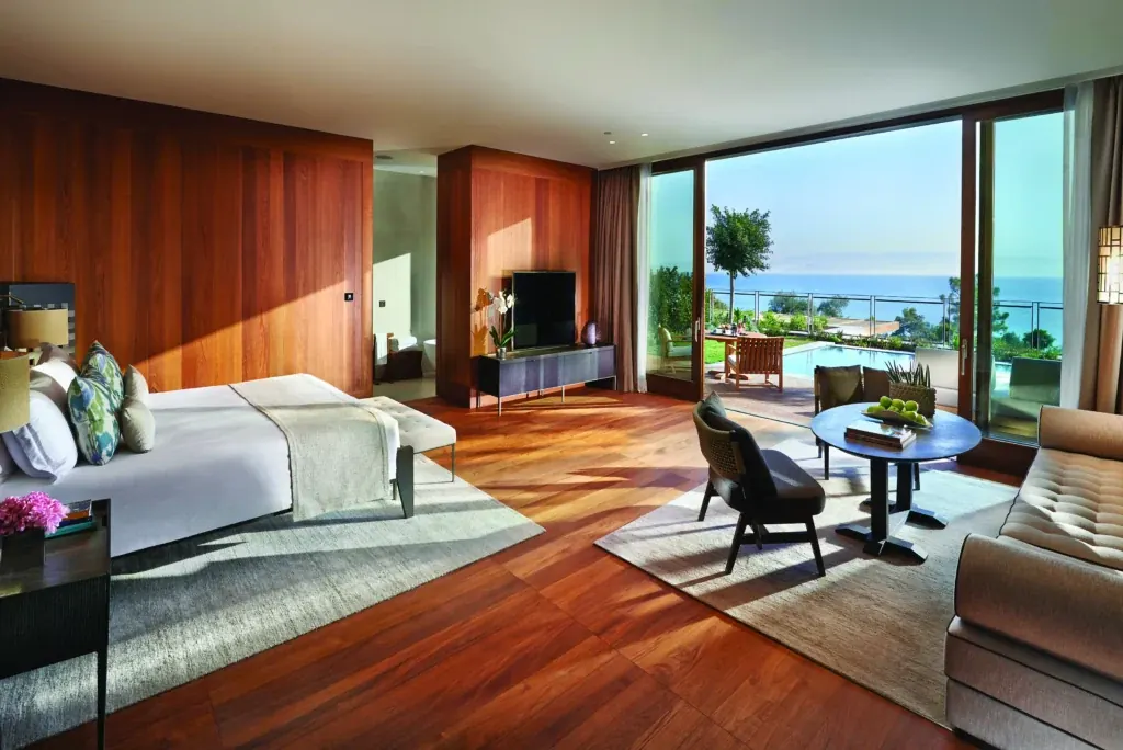 Bodrum Mandarin Oriental Residence yatak odasında CP Parquet İtalyan Teak lamine parke mix döşeme