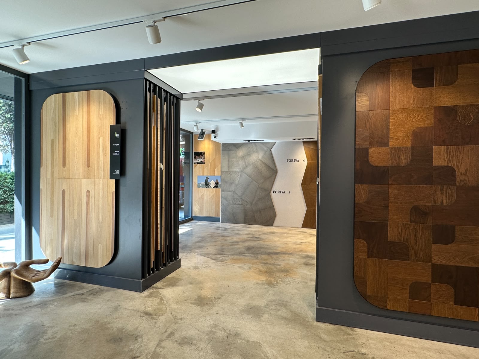 İzmir Lamine Parke Showroomu ve Uygulama Hizmeti 1 Massive İzmir Alsancak showroomunda lamine parke ve tasarım ahşap numuneleri